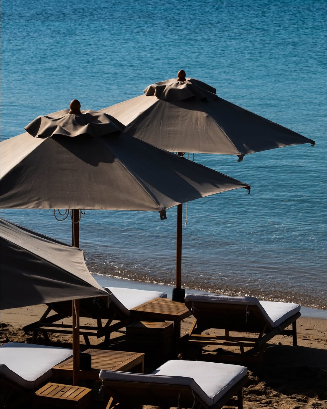 Sunbeds at the water's edge, Ambelas Beach