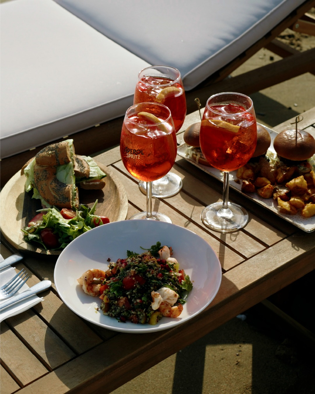 Fresh cuisine and cocktails served beachside